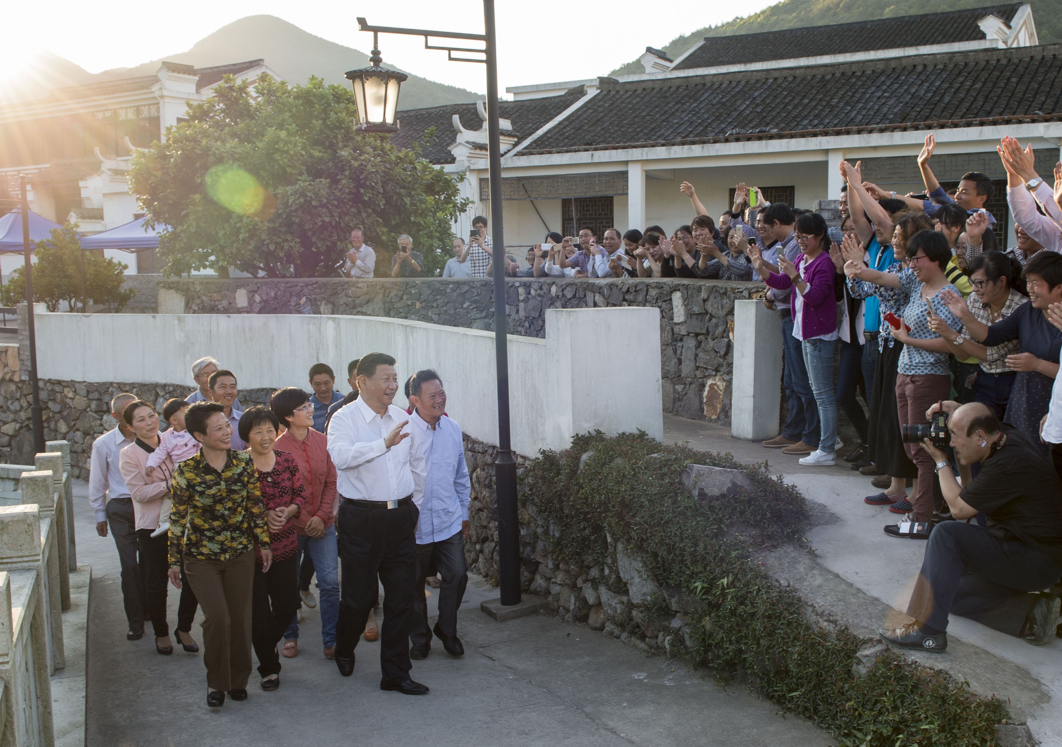 2015年5月25日至27日,习近平总书记在浙江考察调研。这是5月25日下午,总书记在舟山定海区干(石览)镇新建社区视察。