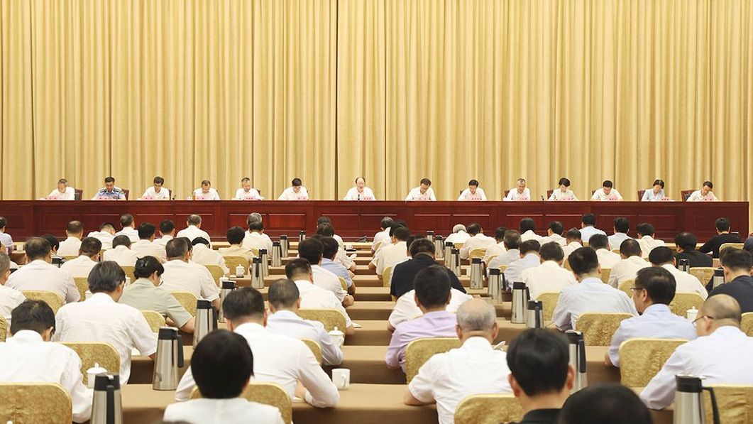 市委常委会（扩大）会议召开 深入学习贯彻党的二十届三中全会精神 在进一步全面深化改革征程上示范先行 彭佳学主持并讲话