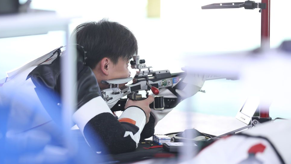 中国队刘宇坤在巴黎奥运会射击男子50米步枪三姿项目中夺得金牌