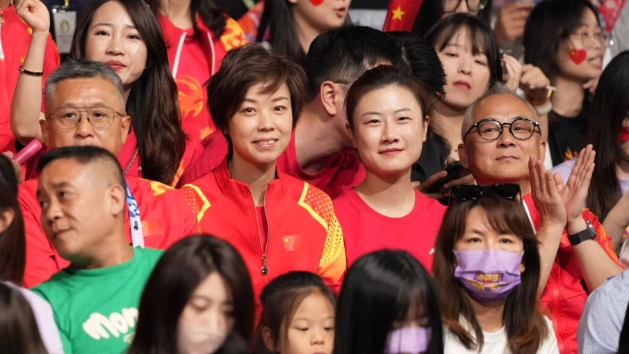 备战时智囊团，比赛时助威团！张怡宁丁宁观战女单决赛