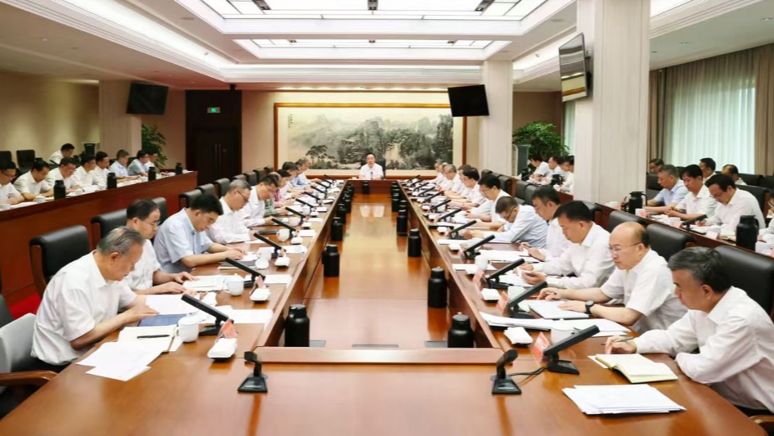省委理论学习中心组举行《党政机关厉行节约反对浪费条例》专题学习会 王浩主持并讲话