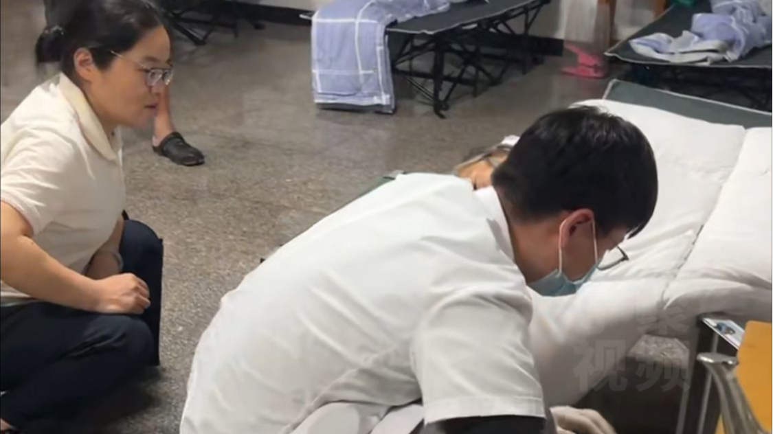 被转移安置的独居老人突发不适 联村干部紧急联系医院