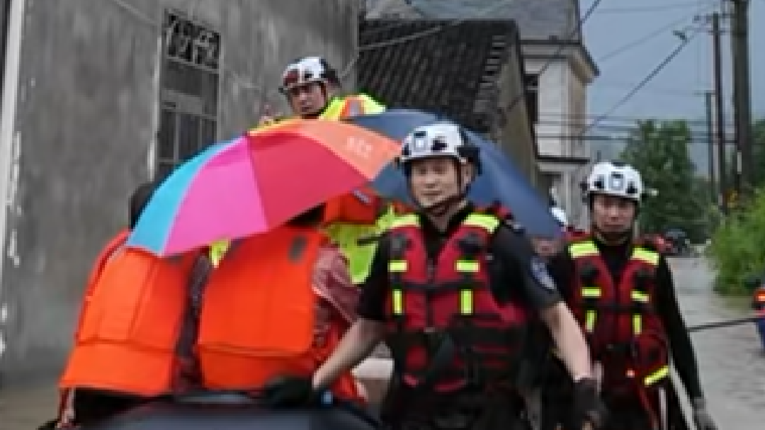 风雨中的一道光！ 紧急行动 成功转移塘溪镇群众千余人次
