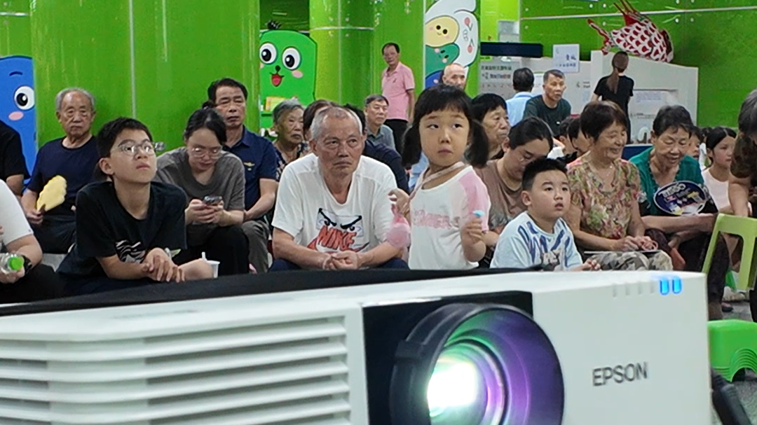 地铁站里看电影！“清凉文化空间”红色电影看不停