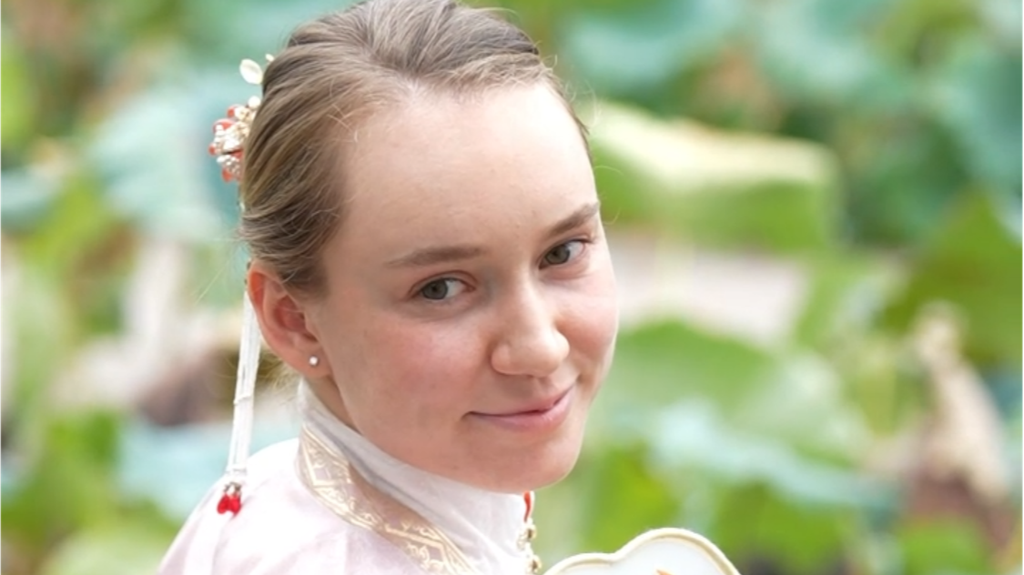 逛古村 学非遗 穿汉服 莱巴金娜走进中国进士第一村 体验满满中国传统文化