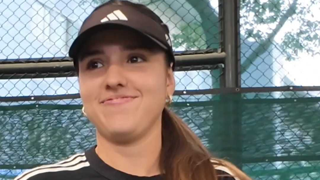 前美网青少年女子单打冠军与鄞州青少年网球队小球员互动