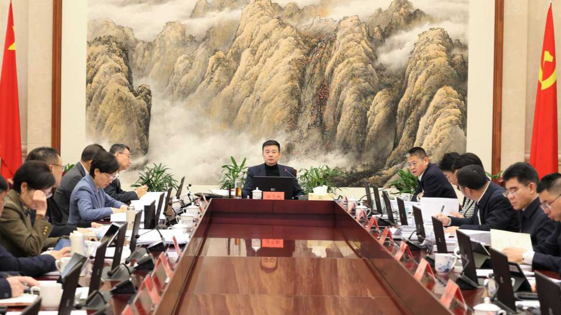 市政府党组传达学习省委经济工作会议、市委全会暨市委经济工作会议精神 坚决扛起“经济大市挑大梁”责任担当 努力在“十五五”时期迈上新台阶开创新局面 汤飞帆主持并讲话