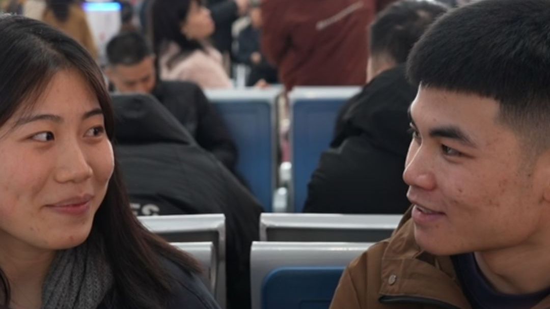 春运路上的爱 有人奔赴团圆 有人托付一生