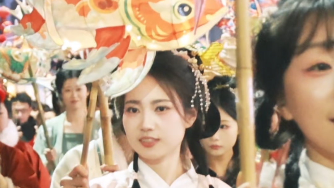 民俗巡游闹元宵 鱼灯璀璨祈平安