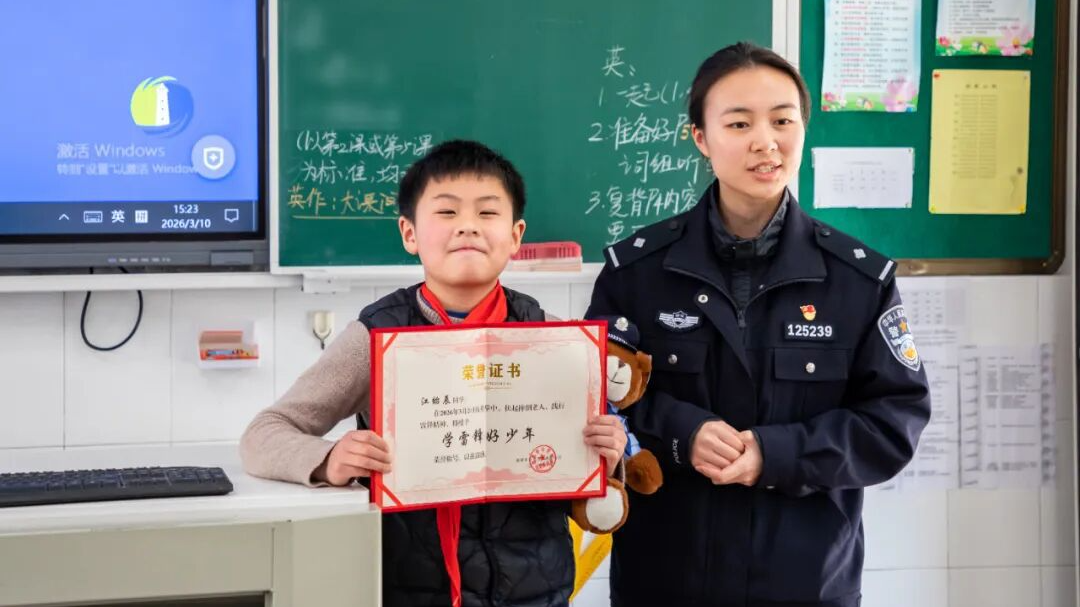 路遇老人倒地，宁波11岁“小孩哥”冲上前，一次、两次、三次……