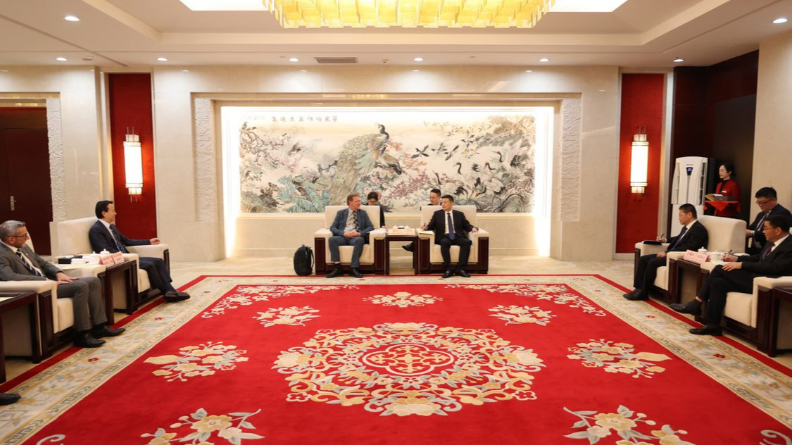 汤飞帆会见法国亿昂汽车集团首席执行官特里耶一行