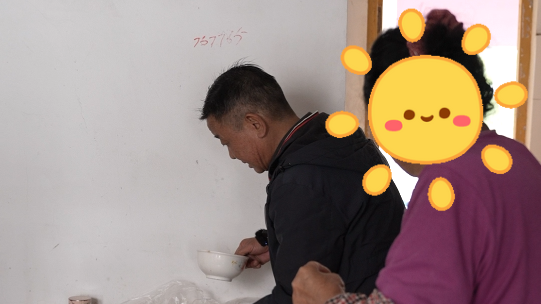 母子接力30年，照顾独居智力残疾邻居，虽然不同姓，但早已是家人