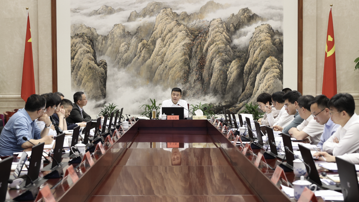 汤飞帆主持召开市政府常务会议：审议服务业扩大开放综合试点实施方案、支持人工智能OPC创新创业发展等政策文件