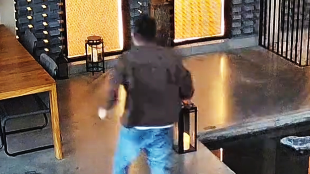 外出吃饭遇上小孩落水，小伙一路飞奔去救人