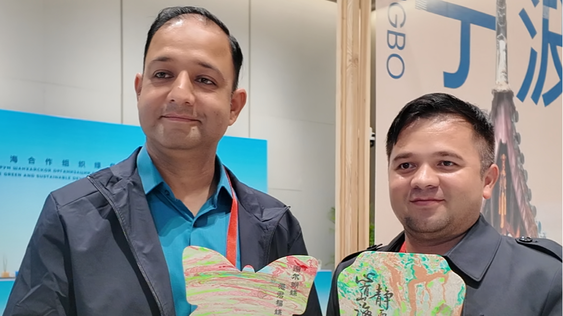 An Eco-Friendly Lacquer Fan Shows Foreign Journalists the Green Touch of the SCO Forum 一把环保漆扇 让外媒感受上海合作组织绿色合可持续发展论坛的“绿色”