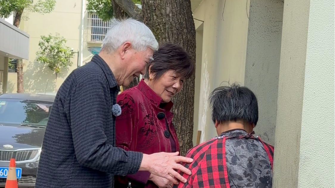 80多岁的夫妻俩，给素不相识的她送菜20多年