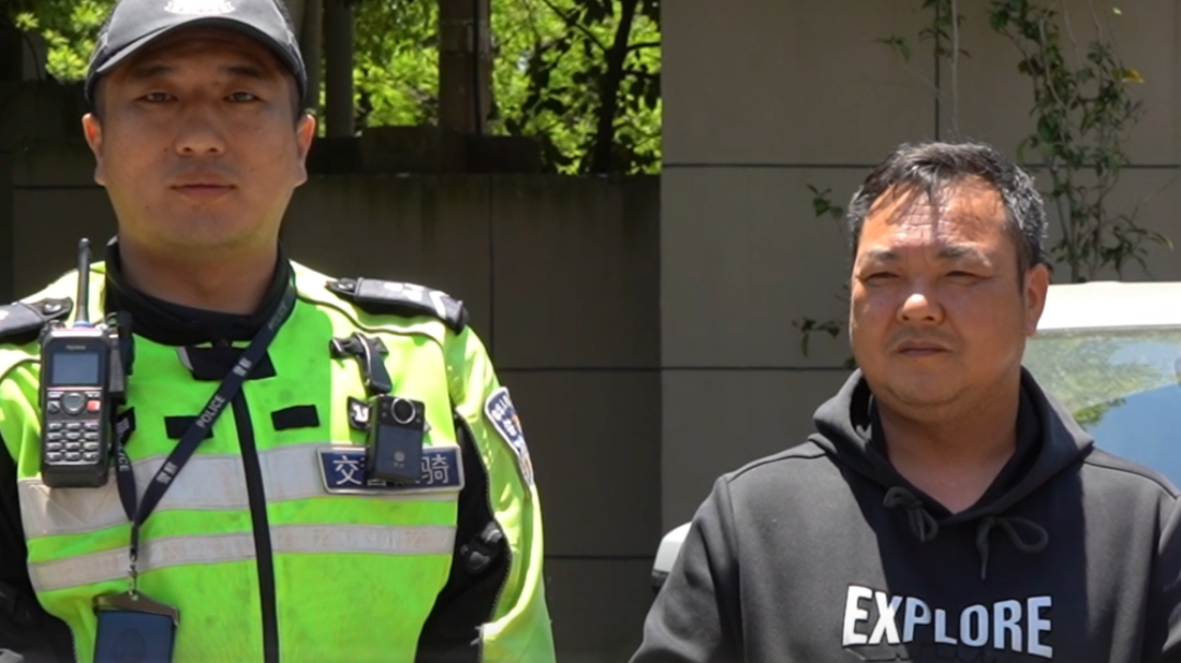 乘客突发疾病大口吐血，网约车司机报警求助，紧急救援