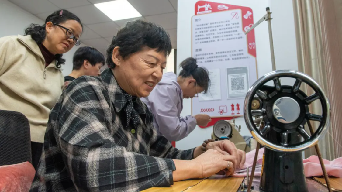 2块起改裤脚，收入做公益！宁波这个社区缝纫铺，藏着最动人的邻里情