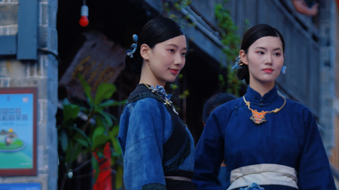 非遗遇上设计 千年老街变身“村秀”T台