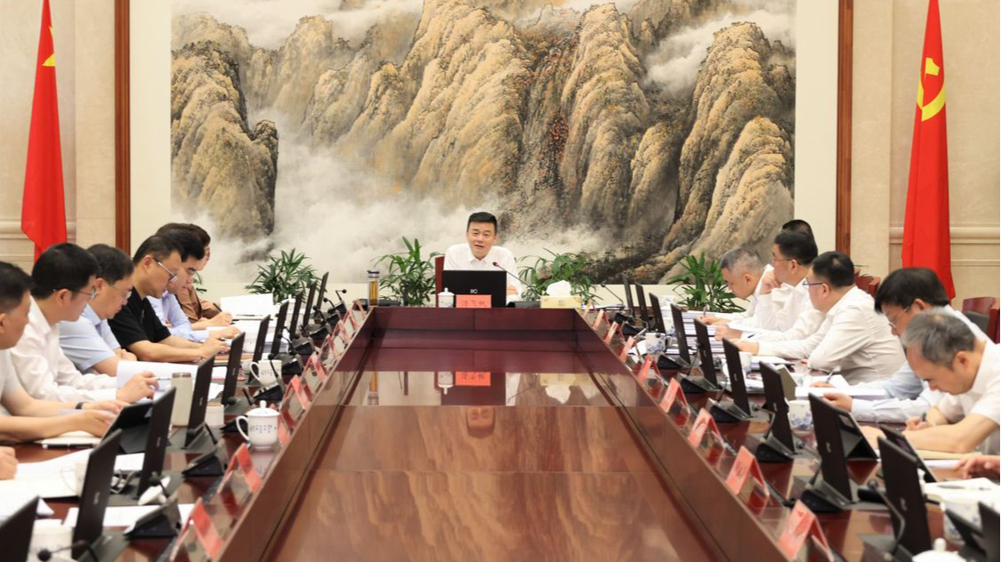 汤飞帆主持召开市政府常务会议