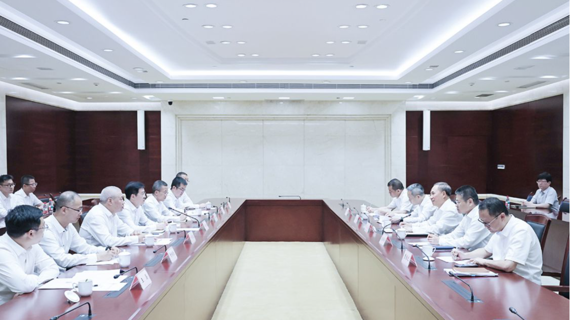 王成与中国广核集团总经理庞松涛座谈交流