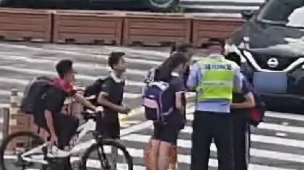 我在马路边捡到钱，把它交到警察叔叔手里面