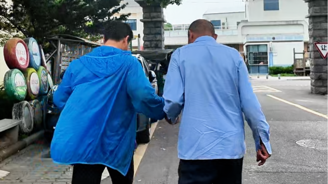 六旬父母帮助失忆儿子重新“站”起来