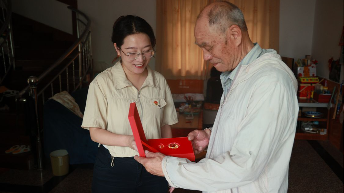 岁月见证初心，荣耀激励前行 全省各地开展“光荣在党50年”纪念章颁发和走访慰问活动