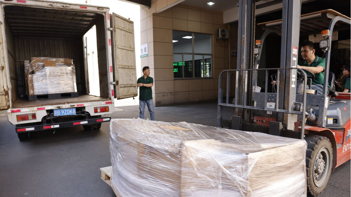 “宁波制造”叩开联合国采购大门，首批49套课桌椅“破冰”驶向印度洋