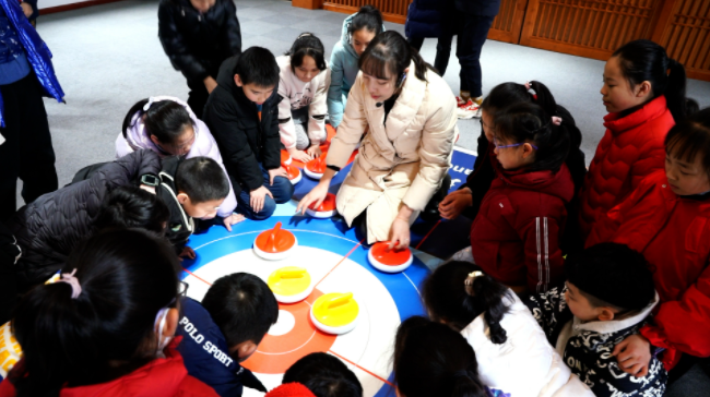 江北：研学助力冬奥 旱地冰壶让孩子体验运动魅力