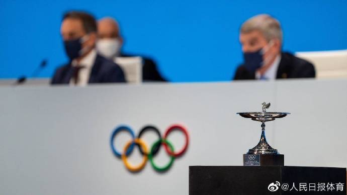 巴赫将奥林匹克杯授予中国人民：感谢其对北京冬奥会的贡献