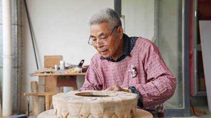 亚运面孔丨我为亚运妙手生“花” 杭州76岁木匠李顺根雕刻“大莲花”