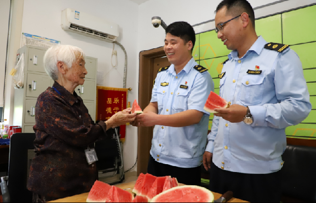 文明宁波丨“西瓜奶奶”又来了！宁波耄耋老人连续4年给公交司机送清凉