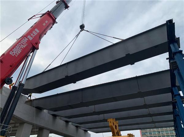 鄞州大道快速路(鄞州段)首跨钢混叠合梁顺利架设