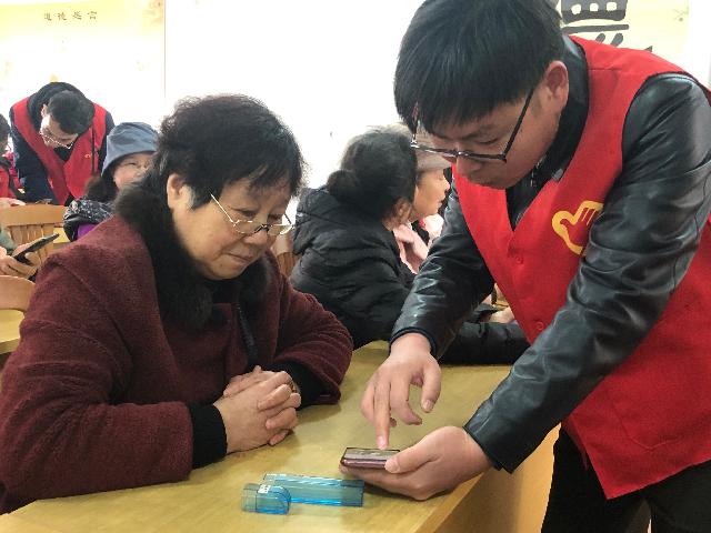 手机课里学党史 来看江北这群老党员如何活用“学习强国”