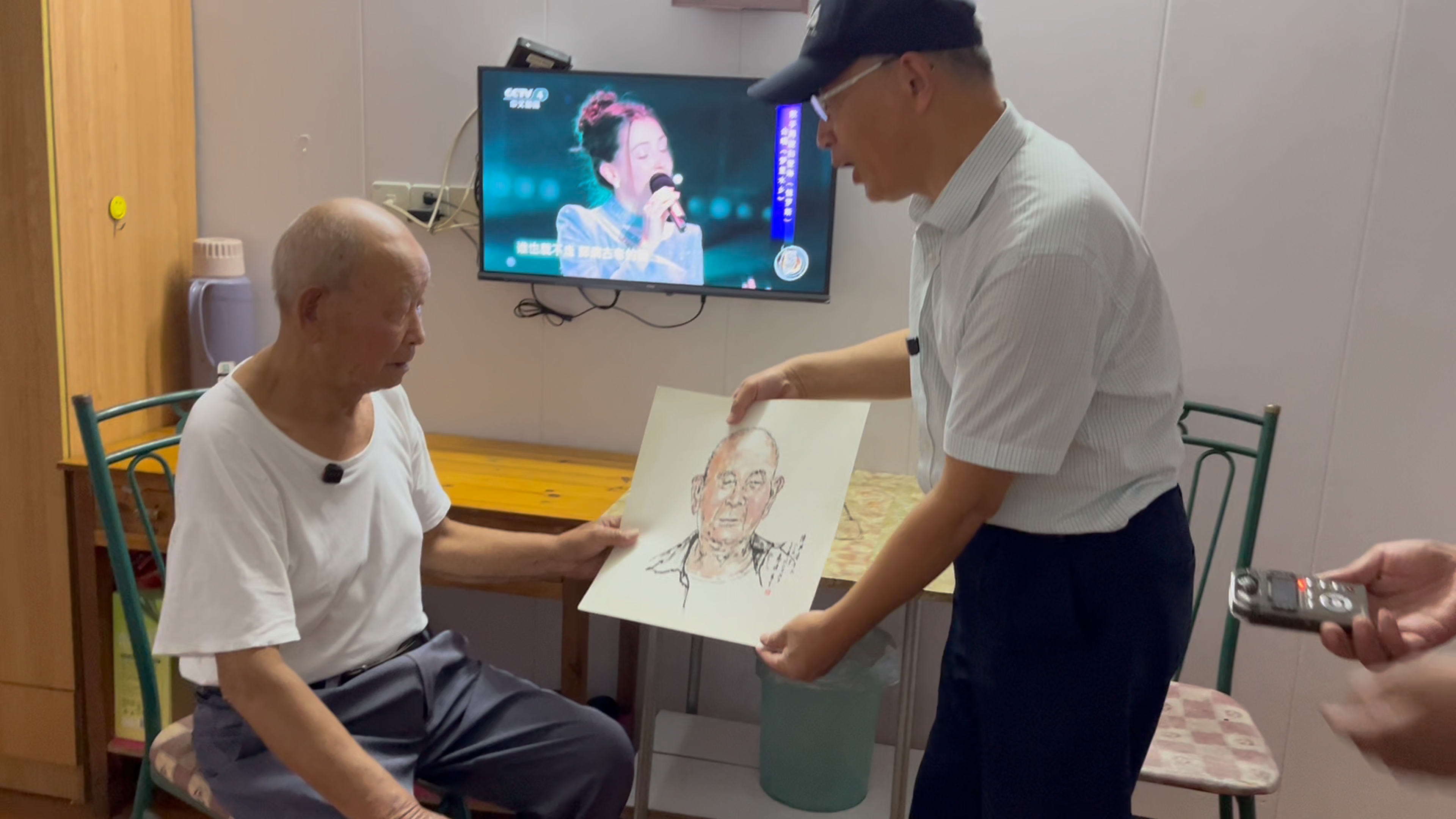 老人见到21岁牺牲哥哥画像泪崩