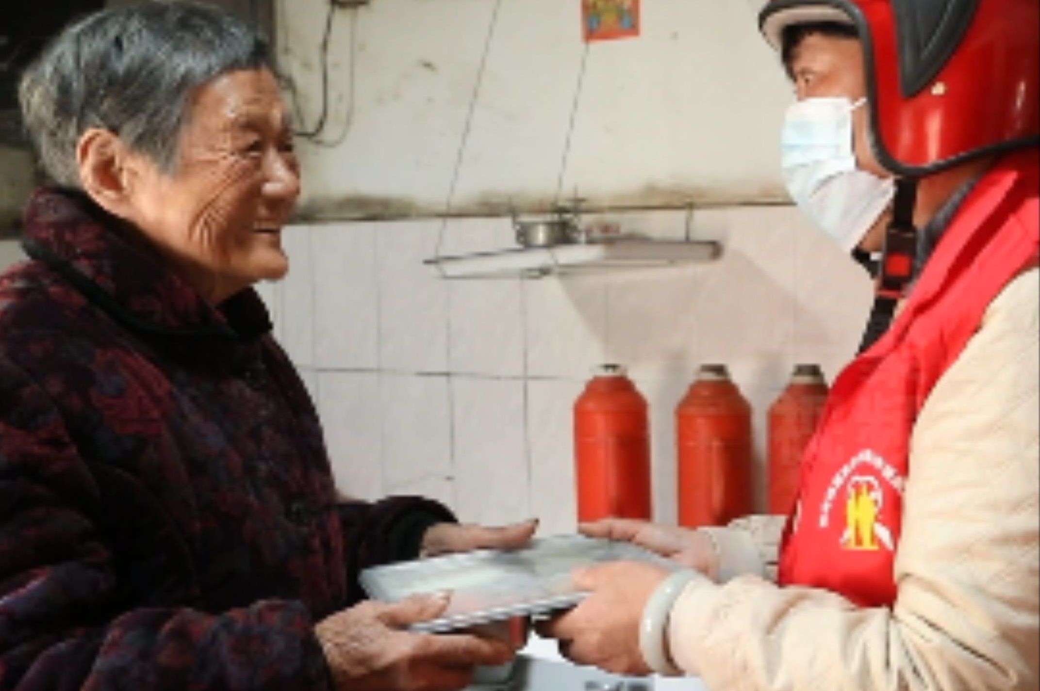 “银龄”志愿者化身外卖员，让90户困难老人吃上热饭丨文明宁波