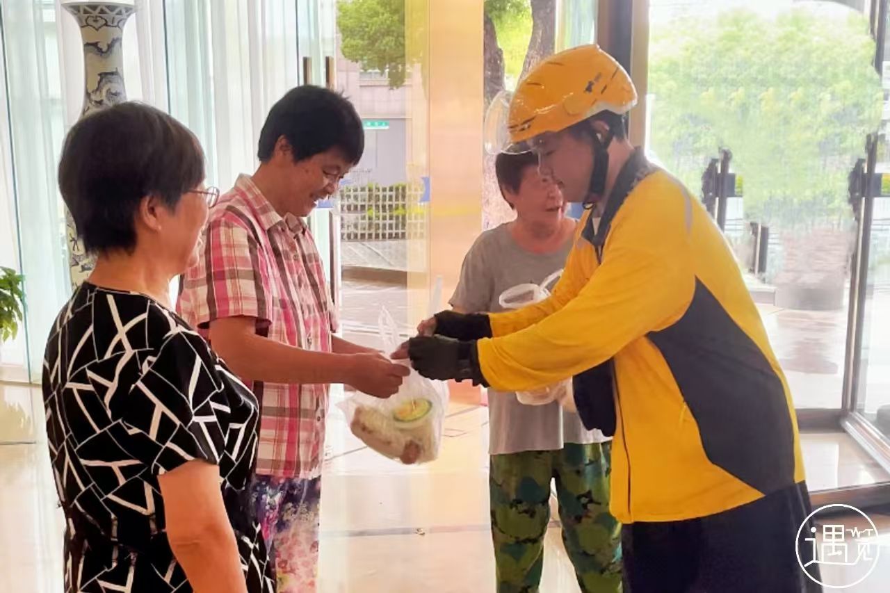 央广报道丨浙江宁波：风雨中的温情 “最美外卖员”义务为老人送餐