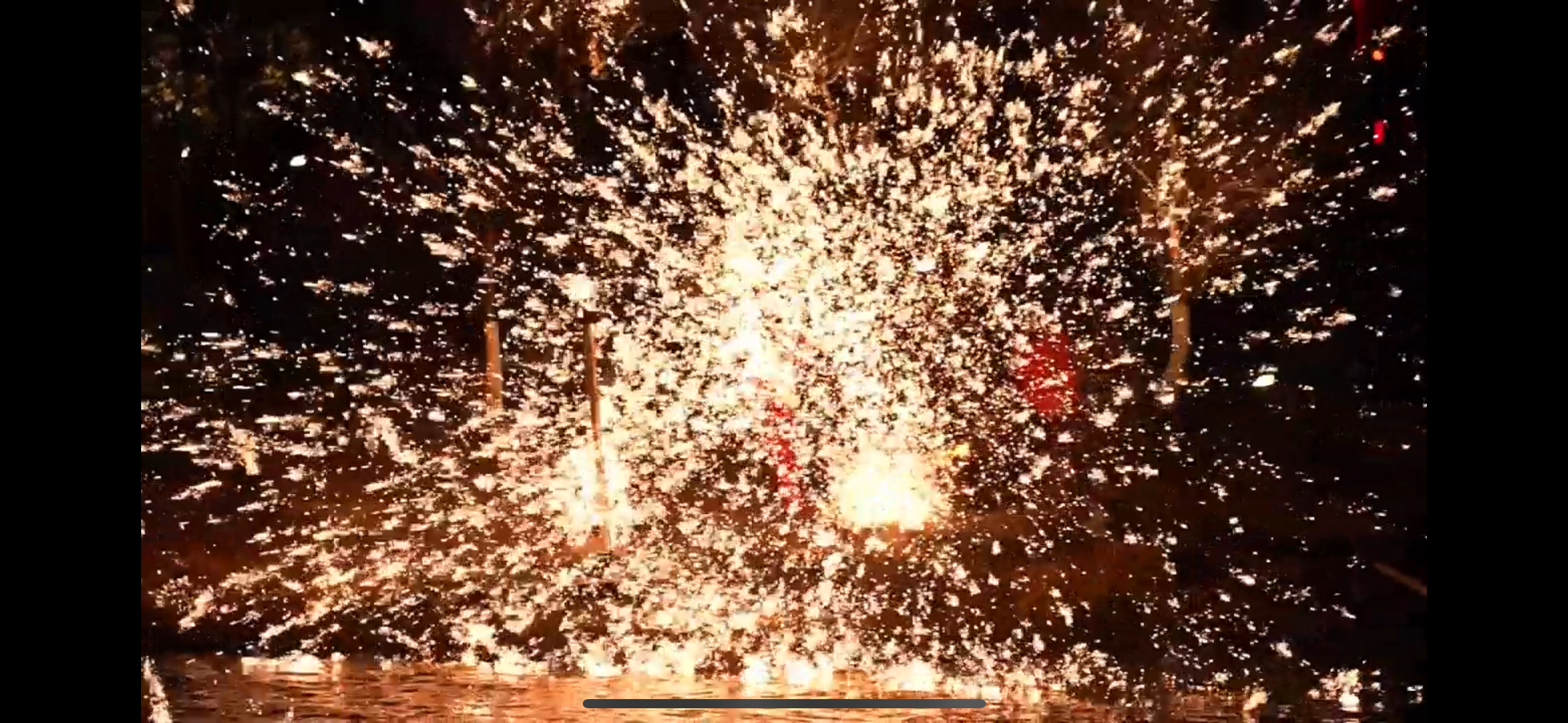 喜迎蛇年 千年非遗打铁花惊艳亮相