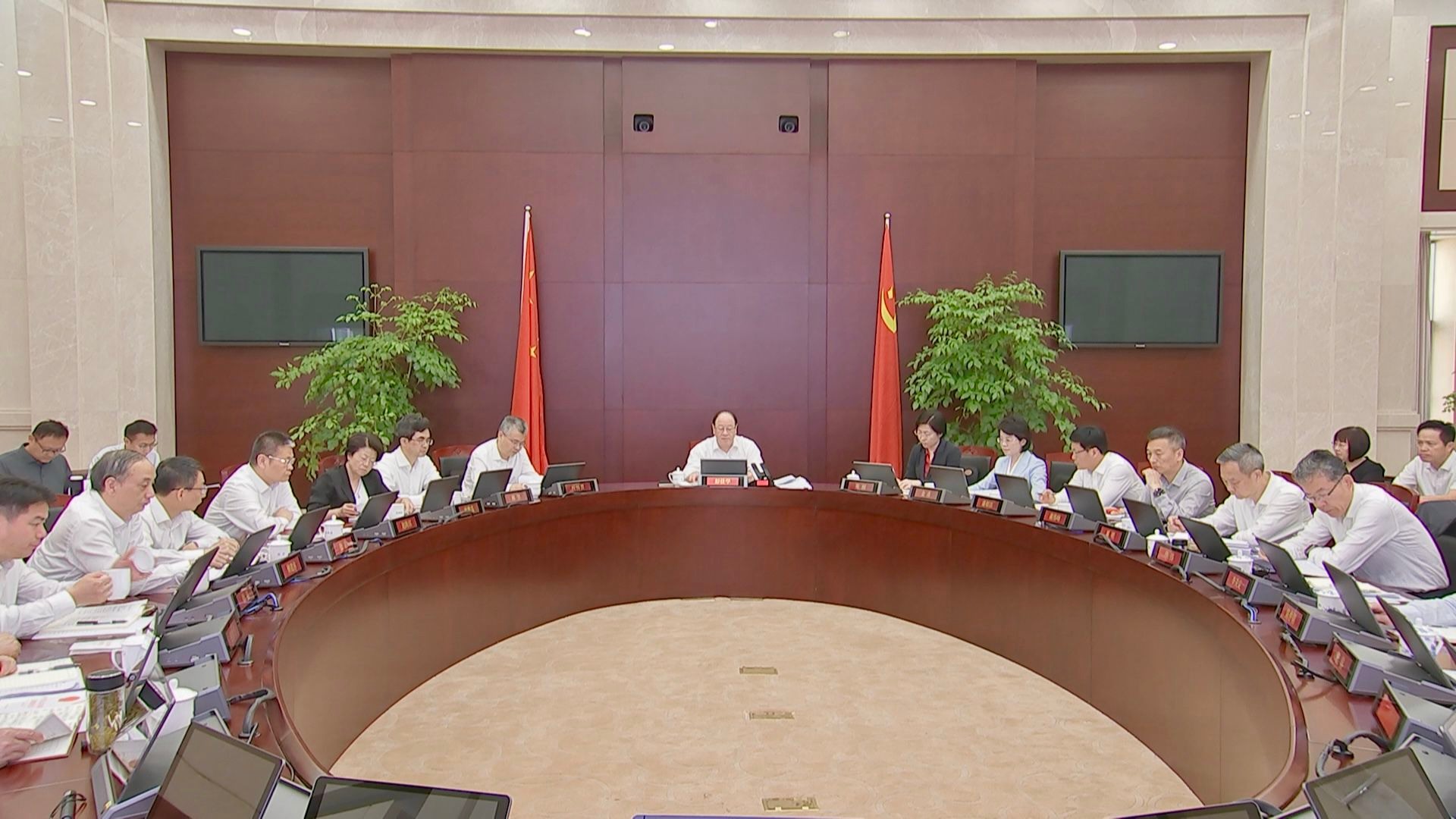 彭佳学主持召开市委党的建设工作领导小组会议 传达学习贯彻习近平总书记在《求是》杂志上发表的重要文章精神 对开展深入贯彻中央八项规定精神学习教育进行再部署再推进