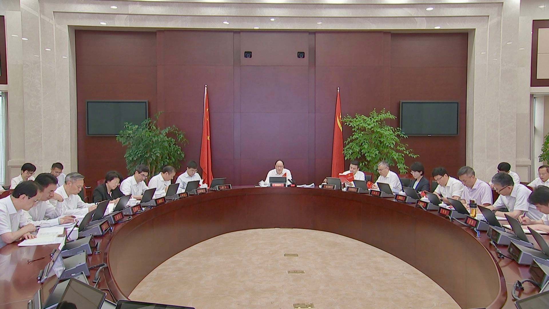市委理论学习中心组举行《党政机关厉行节约反对浪费条例》专题学习会 大力弘扬厉行节约反对浪费的新风正气 以大抓作风的实际成效让群众更加有感 彭佳学主持会议并讲话 汤飞帆陈龙出席