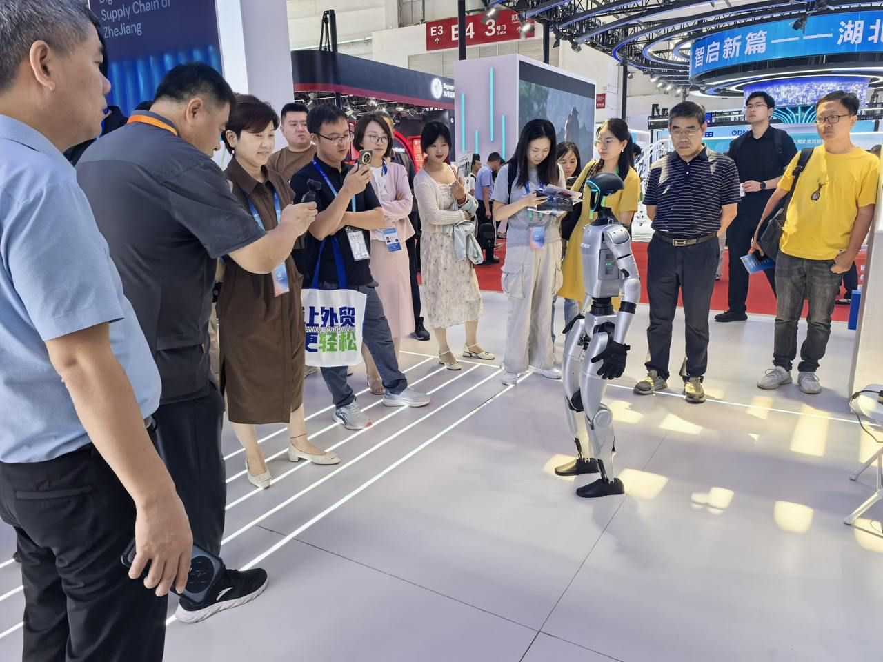 宇树等13家杭州企业参加第三届“链博会” 在京联合发布AI新品