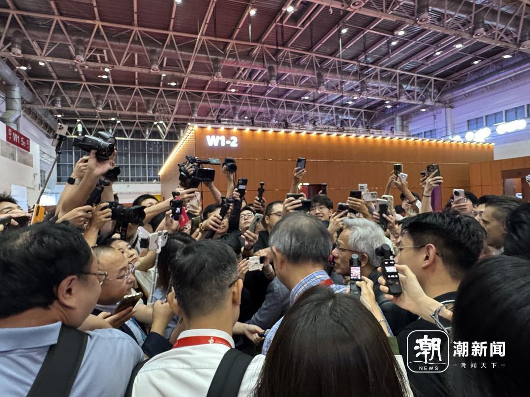 链博会上王坚对话黄仁勋，后者直言“杭州是中国的硅谷”