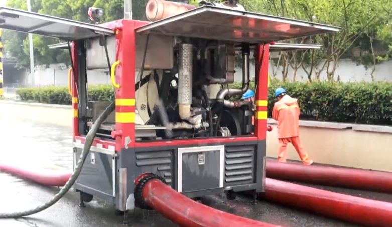 防御台风“竹节草”丨城区道路出现积水 水利部门强排车紧急作业