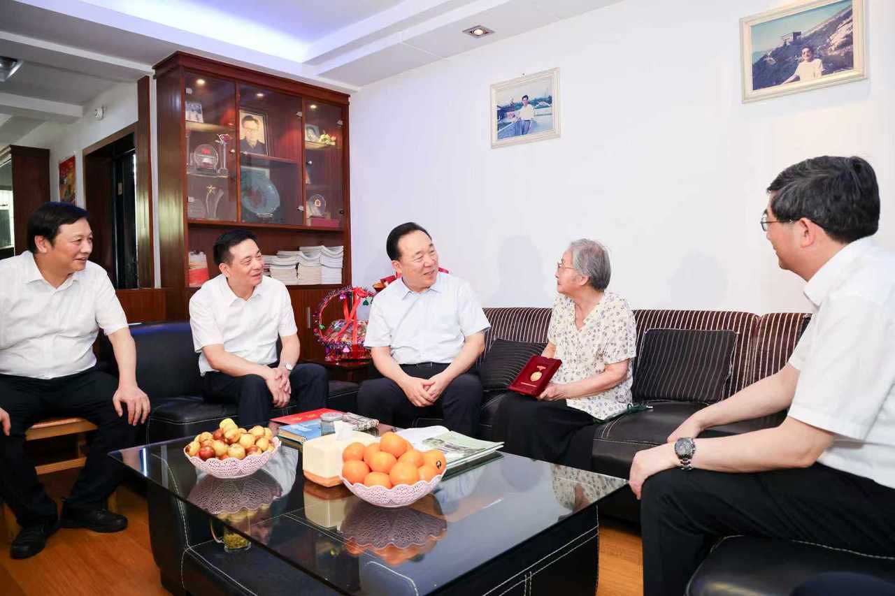 王浩刘捷走访慰问抗战老战士老同志并颁发纪念章