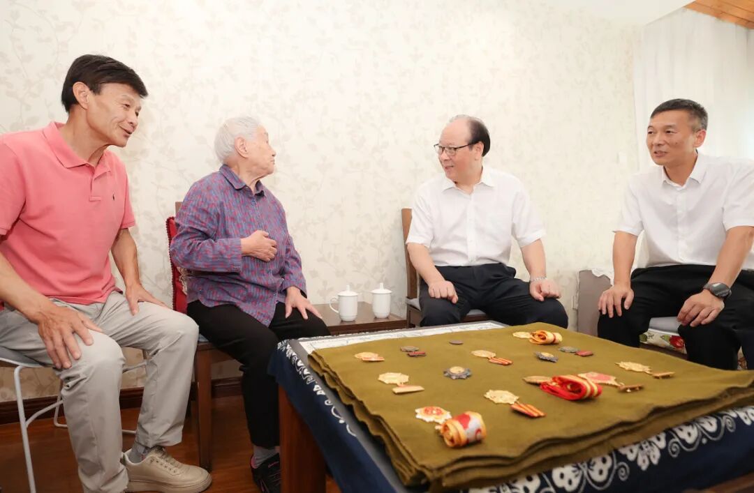 彭佳学走访慰问抗战老战士老同志并颁发纪念章