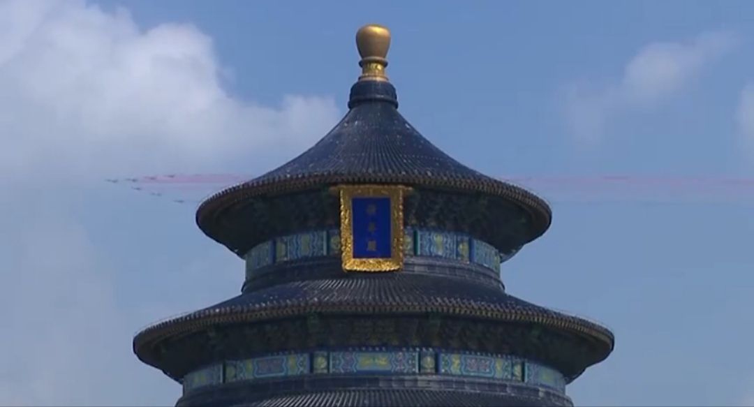 彩烟和天坛震撼同框！