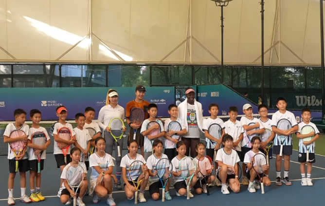 感受职业球员回球质量 中国球员汤千慧为宁波网球小将授课