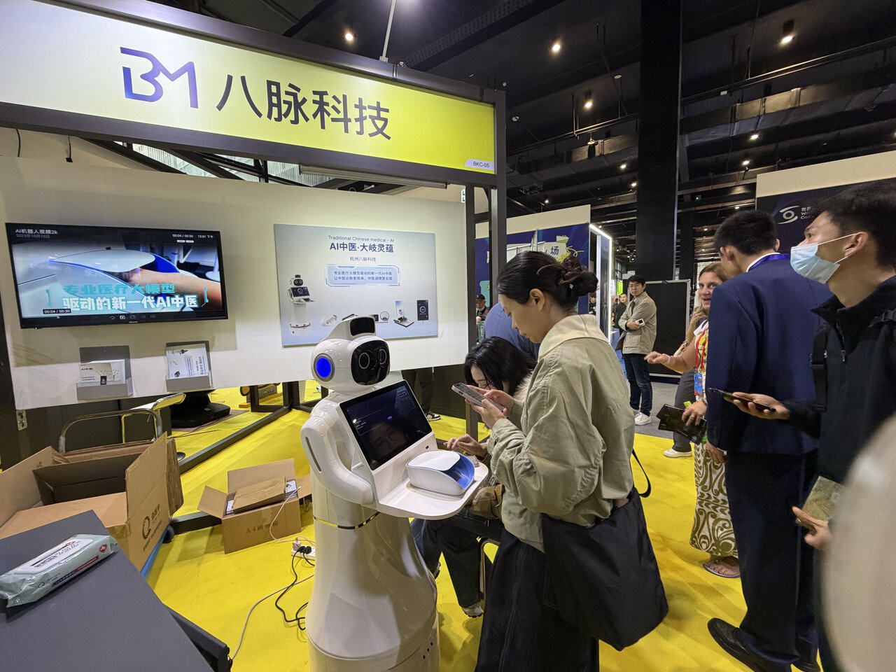 乌镇脉动丨“意念”驱轮椅、“AI”当中医……“互联网之光”照见健康未来