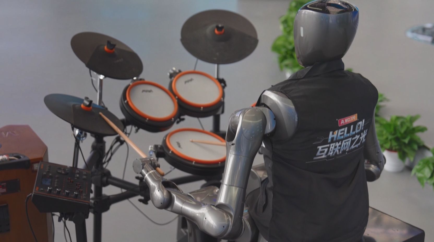 这届“互联网之光”博览会AI浓度有点高 普通“小白”也能玩转黑科技